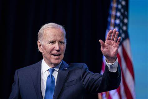 Danke für Unterstützung, Joe": Biden setzt "Trump 2024"-Kappe auf