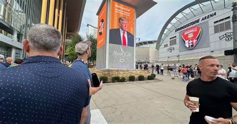 Bitcoin Nashville Conference in Pictures: Orange Athena, Pink Suits, Polymarket Swag, Trump's Song - CoinDesk