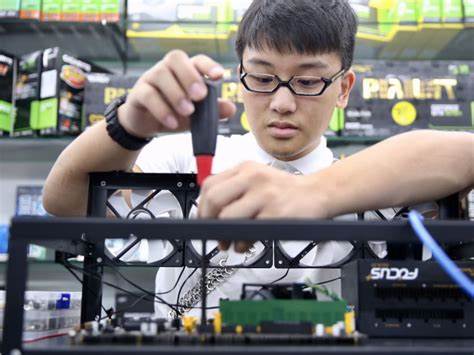 ITE intern, a cryptocurrency ‘expert’, assembles mining rigs at retail shop - TODAY